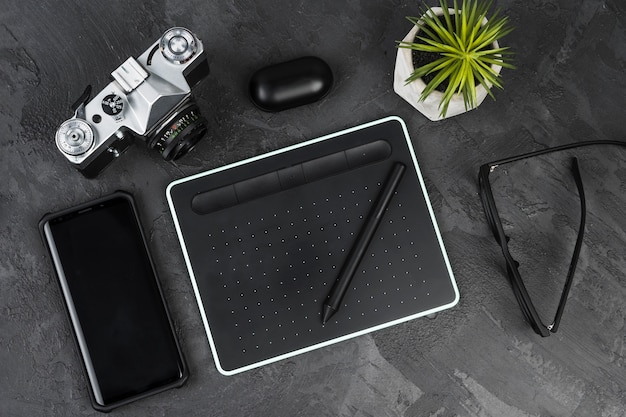 Free Photo desk arrangement on slate background top view