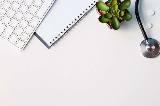 Desk arrangement with keyboard