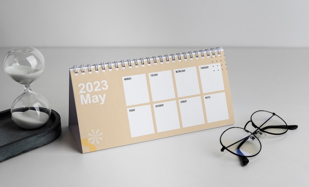 Foto gratuita calendario da tavolo con testi in inglese