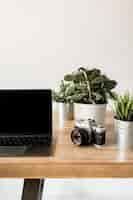 Бесплатное фото Рабочий стол с ноутбуком и фотоаппаратом