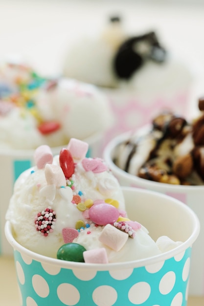 Десерт. Вкусное мороженое на столе