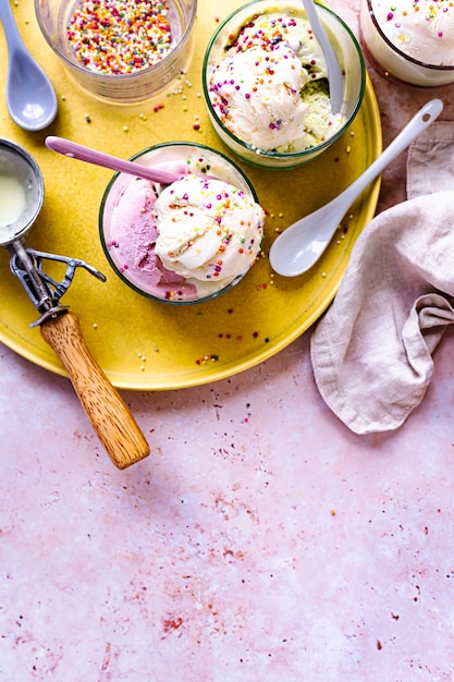 Foto gratuita piatto da dessert con gelato e funfetti