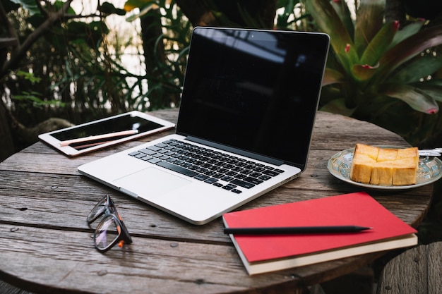 Foto gratuita dessert e notebook vicino al computer portatile