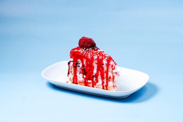 Free photo dessert topped with fruit syrup and strawberry