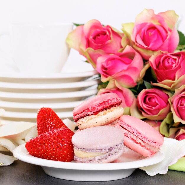 발렌타인 데이 디저트에는 마카롱, 커피 및 딸기가 포함됩니다.