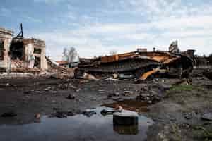 Foto gratuita distrutta la guerra del carro armato russo in ucraina