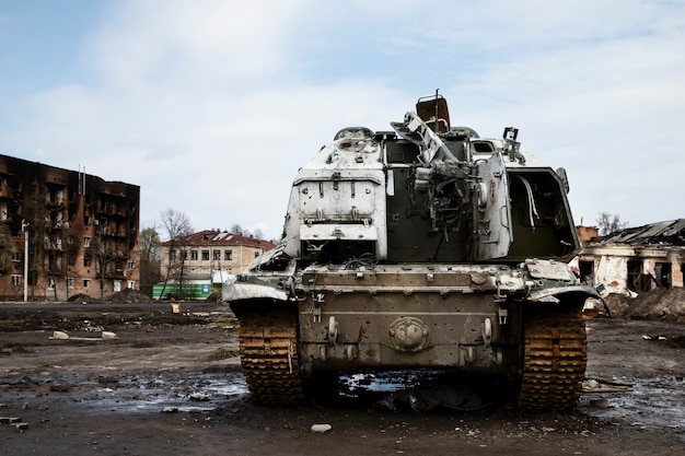 Foto gratuita distrutta la guerra del carro armato russo in ucraina