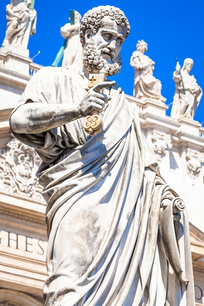 이탈리아 로마의 성 베드로 대성당 입구 앞에 있는 성 베드로 동상 - 바티칸 시국 프리미엄 사진