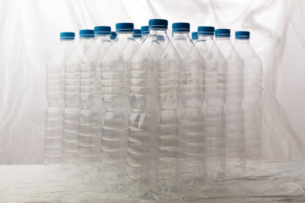 Деталь пластиковых бутылок для переработки.
