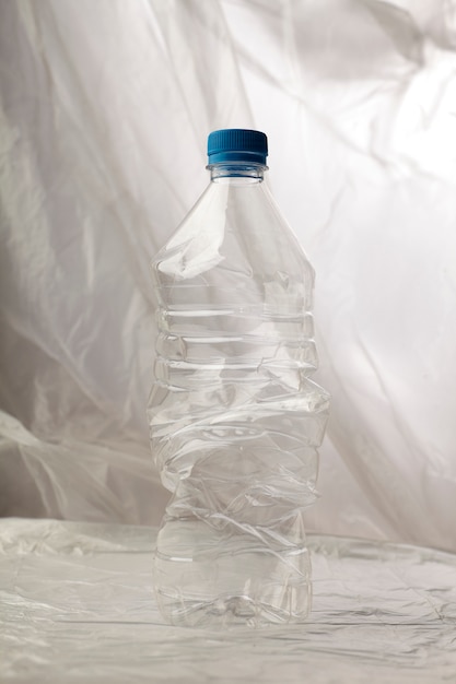 Деталь пластиковых бутылок для переработки.