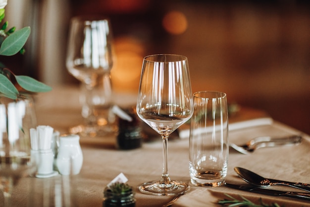 Free photo details of the set table with focus on goblets