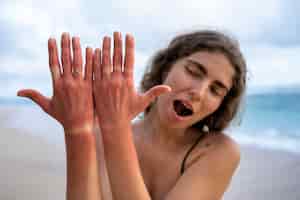 Foto gratuita dettagli della pelle scottata di una donna dal sole della spiaggia