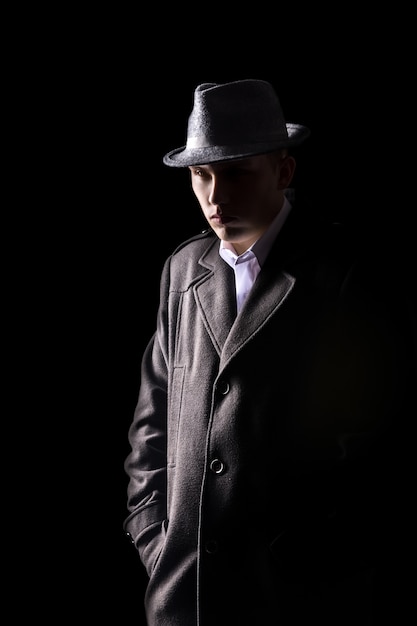 Foto gratuita detective in cappello