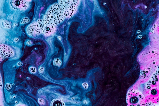 泡を含む洗剤の紺碧の液体
