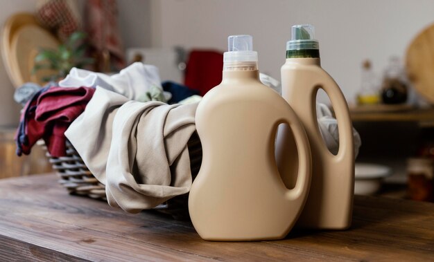 Бутылки для моющих средств и расстановка одежды