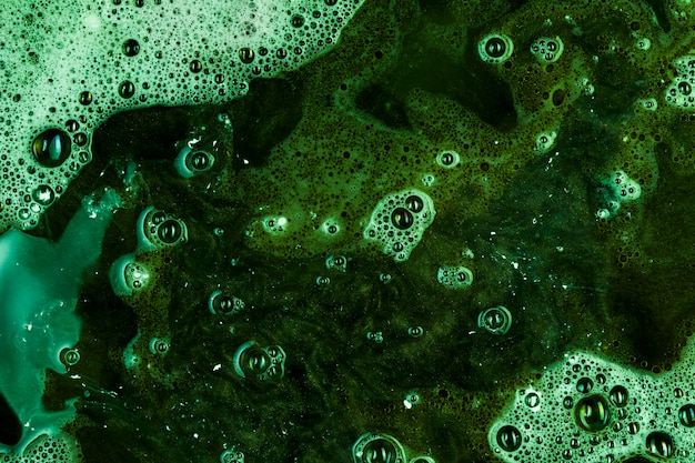 거품이있는 세제 녹색 액체