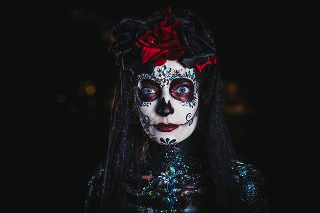 젊은 여자의 Dia de los muertos 초상화