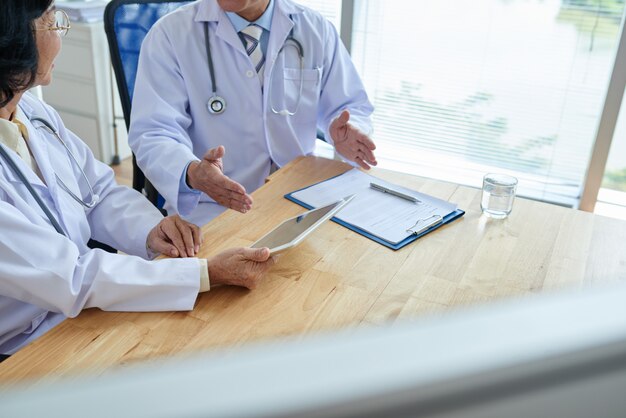 Free Photo diagnosis discussion with colleague