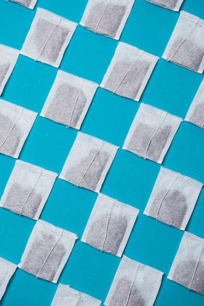 파란색 배경에 대각선 닫힌 된 화이트 티 백 패턴