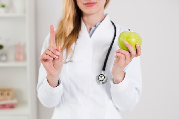 Foto gratuita concetto di dieta con scienziato femminile e cibo sano