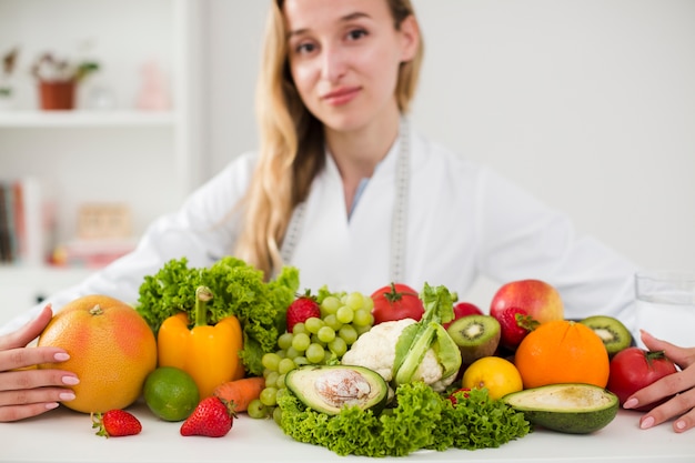 Concetto di dieta con scienziato femminile e cibo sano