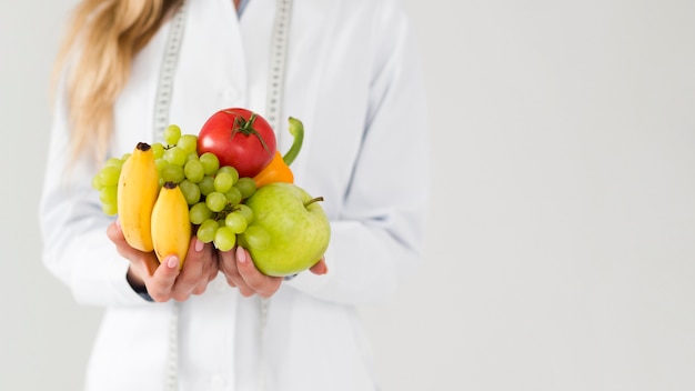 Concetto di dieta con scienziato femminile e cibo sano