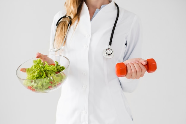 여성 과학자와 건강 식품 다이어트 개념