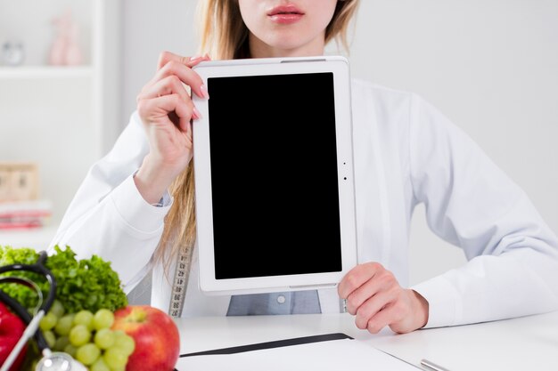 태블릿 템플릿을 보여주는 여성 과학자와 다이어트 개념