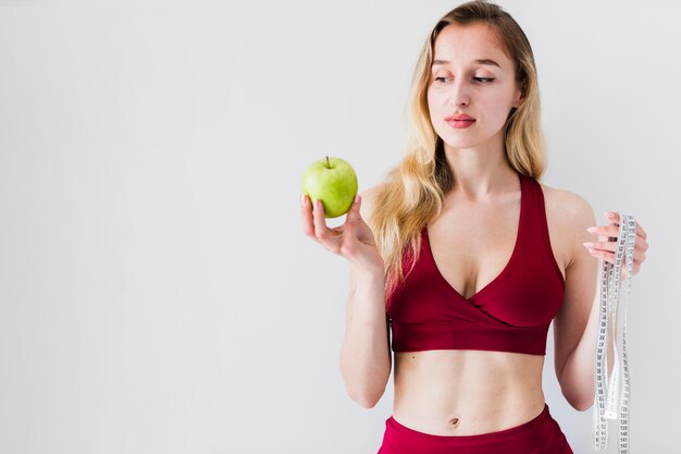 Концепция диеты с женщиной спорта и здоровой пищи