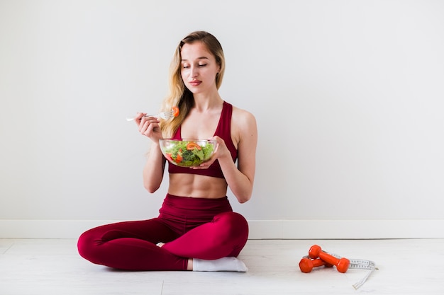 Concetto di dieta con sport donna e cibo sano