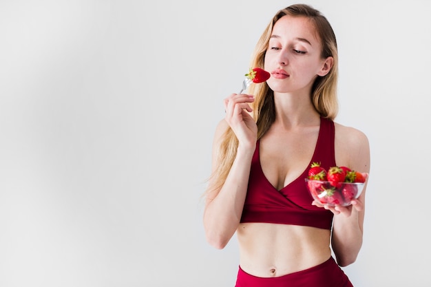 Foto gratuita concetto di dieta con sport donna e cibo sano