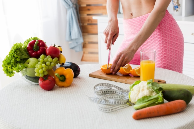 Concetto di dieta con donna sportiva in cucina