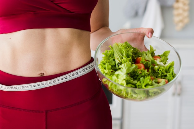 Foto gratuita concetto di dieta con donna sportiva in cucina