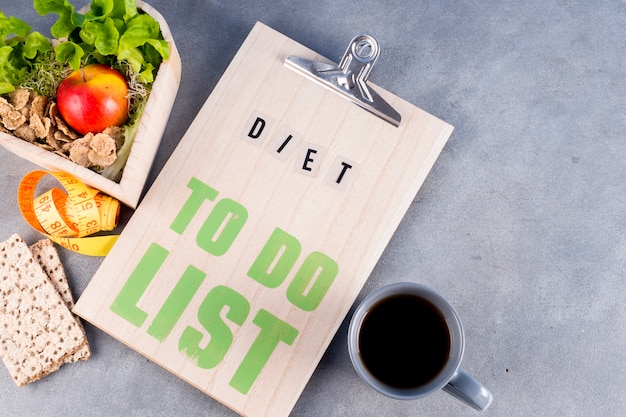 ダイエット健康食品や飲み物の一覧表をテーブルに