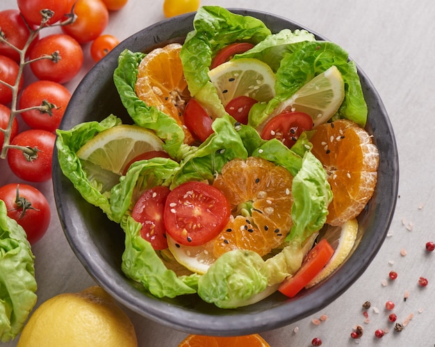 Диетическое меню. Здоровый салат из свежих овощей и фруктов, веганский обеденный стол, салат из чаши будды с ингредиентами. Концепция здорового сбалансированного вегетарианского питания.
