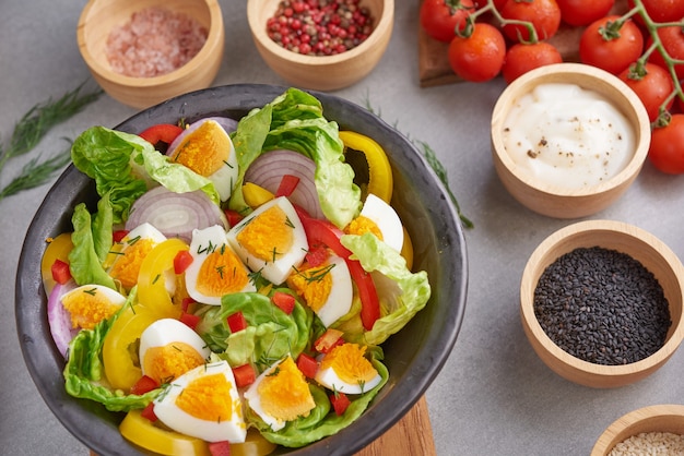 Диетическое меню. Здоровый салат из свежих овощей, помидоров, яйца, лука. Концепция здорового питания.