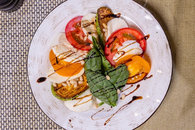 ダイエットメニュー新鮮な野菜、トマト、アボカド、ルッコラ、大根と種のヘルシーサラダ Premium写真
