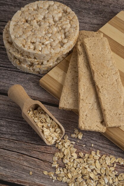 Dietary cracker breads and oatmeal grains