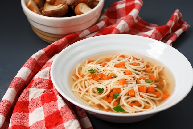 Zuppa dietetica con carota, verdure e maccheroni