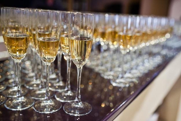 Различные алкогольные напитки в стаканах на столе в ресторане или баре