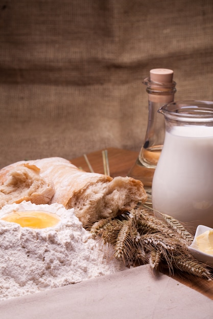 Foto gratuita diversi ingredienti di cottura sul tavolo