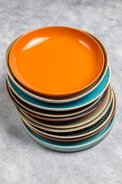 Различные керамические пустые тарелки и миски.
