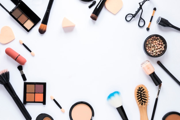 Foto gratuita cosmetici diversi con strumenti sul tavolo