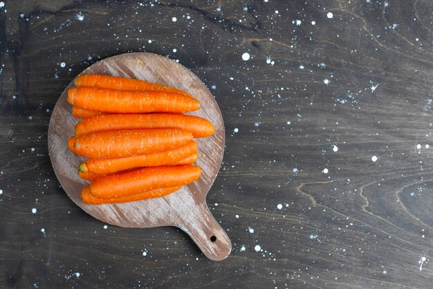 Different cuts of carrot in bowls.