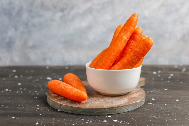Различные нарезки моркови в мисках.