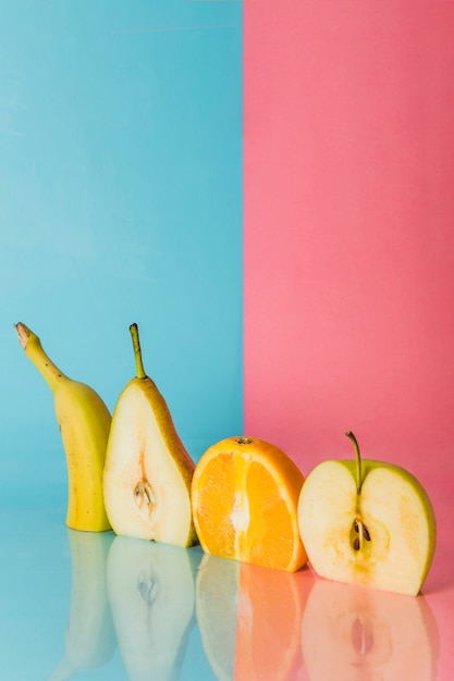 Foto gratuita vari frutti tagliati a metà