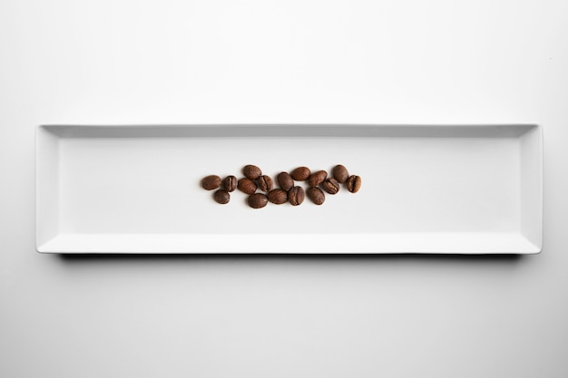 흰색 접시, 평면도에 고립 된 장인 전문 로스팅 커피의 다른 등급