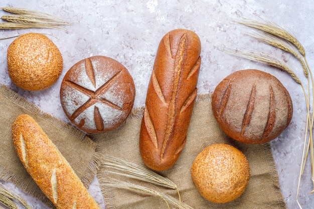 背景、トップビューとしてさまざまな種類の焼きたてのパン