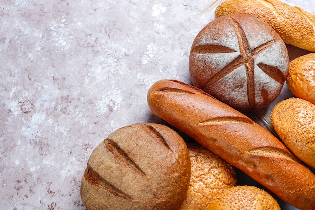 背景、トップビューとしてさまざまな種類の焼きたてのパン