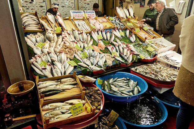 トルコのイスタンブールの魚市場で販売されているさまざまな種類の新鮮な魚